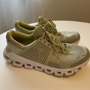 Womens light green size 8 like new onclouds
